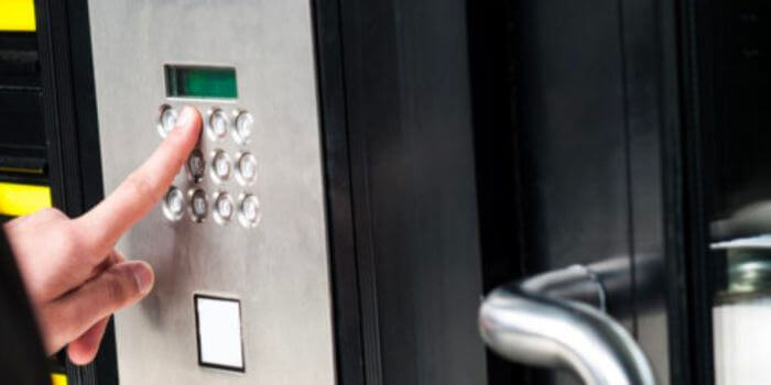 使用門保安的人